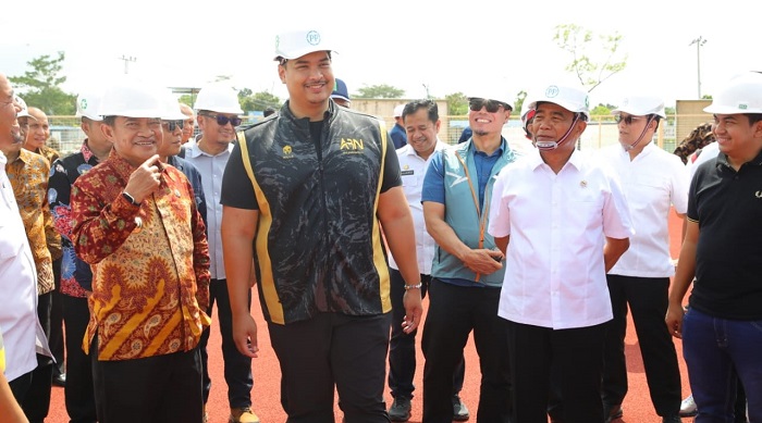 Menpora, Dito Ariotedjo bersama Menko PMK, Muhadjir Effendy dan didampingi Pj Gubernur Sumut, Hassanudin setelah meninjau progress pembangunan fasilitas venue Sport Centre Sumut, pada Jumat siang (16/2/2024).