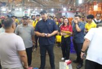 Menpora RI, Dito Ariotedjo saat blusukan ke Pasar Induk Keramat Jati (PIKJ), Jakarta Timur, pada Rabu (28/2/2024).