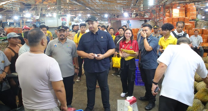 Menpora RI, Dito Ariotedjo saat blusukan ke Pasar Induk Keramat Jati (PIKJ), Jakarta Timur, pada Rabu (28/2/2024).