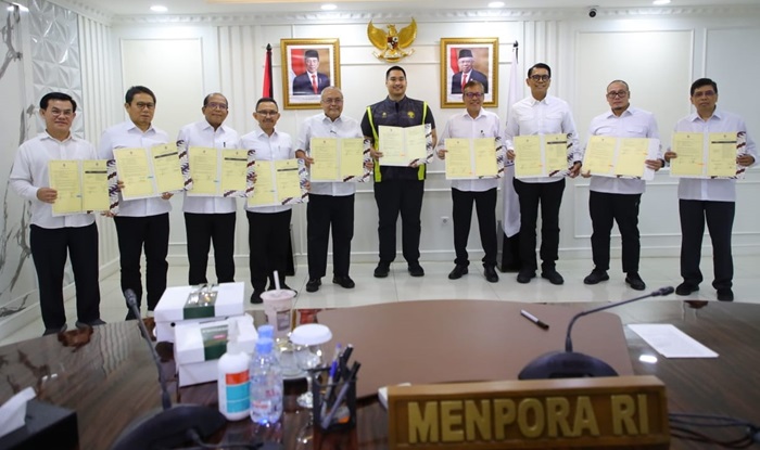 Menpora RI, Dito Ariotedjo fose bersama para Eselon I Kemenpora usai penandatanganan Perjanjian Kinerja (PK) 2024.