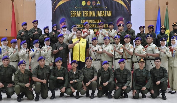 Menpora RI, Dito Ariotedjo saat fose bersama usai Sertijab Dansat Menwa UNJ periode 2024, di Aula Bung Hatta Kampus A UNJ, pada Sabtu siang (3/2/2024).