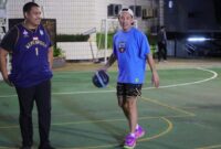 Menpora RI, Dito Ariotedjo saat bertanding one on one melawan pebasket sombong Denny Sumargo, di Lapangan Basket Kantor Kemenpora, pada Selasa malam (13/2/2024).