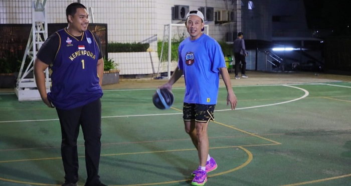Menpora RI, Dito Ariotedjo saat bertanding one on one melawan pebasket sombong Denny Sumargo, di Lapangan Basket Kantor Kemenpora, pada Selasa malam (13/2/2024).
