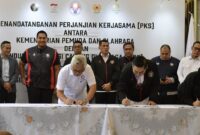 Menpora, Dito Ariotedjo saat menyaksikan penandatanganan Perjanjian Kerja Sama (PKS) antara Kemenpora dengan 11 IOCO dalam rangka Pelatnas Persiapan Kualifikasi Olimpiade 2024 Paris, di Media Center Kemenpora, pada Senin siang (26/2/2024).