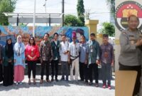 Dr Kholid berjabat tangan dengan Kombes Pol Rio Indra Lesmana (foto kanan), dan suasana penyerahan mahasiswa magang di Kantor Bahasa NTB (foto kiri).
