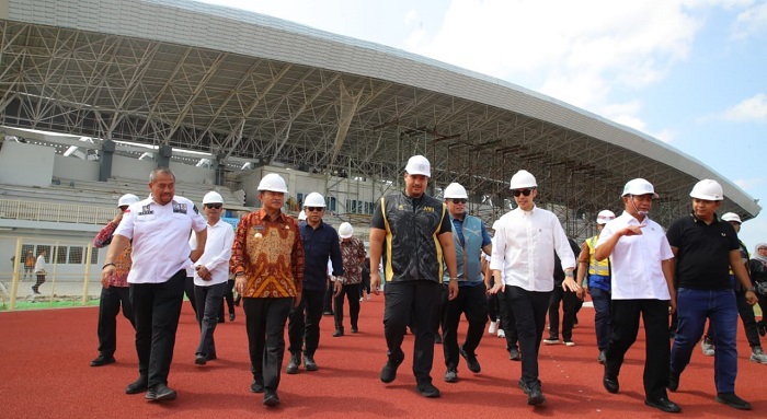 Menpora RI, Dito Ariotedjo bersama Menko PMK, Muhadjir Effendy dan didampingi Pj Gubernur Sumut, Hassanudin saat meninjau progress pembangunan fasilitas venue.