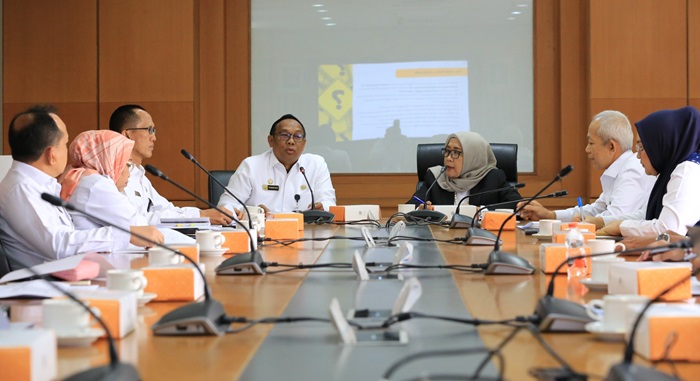 Sekjen DPD RI, Rahman Hadi bersama jajaran saat rapat konsultasi ke Kemensetneg RI untuk menindaklanjuti putusan BK DPD RI terkait pemberhentian Senator DPD RI asal Bali, Shri IGN Arya Wedakarna MWS.