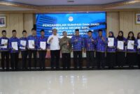 Sesmenpora RI, Gunawan Suswantoro fose bersama 11 orang PNS usai pengambilan sumpah dan janji jabatan di lingkungan Kemenpora.