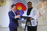 Menpora RI, Dito Ariotedjo saat menerima penghargaan sabuk hitam Taekwondo yang langsung diberikan oleh Chairman Kukkiwon Grand Master Jeon Kab-kil.