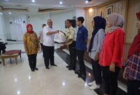 Suasana pembagian 600 paket sembako yang diperuntukkan bagi tenaga honorer dan outsourcing di lingkungan Kemenpora.