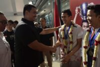 Menpora RI, Dito Ariotedjo saat menyambut kedatangan para atlet bulu tangkis Indonesia yang berhasil menorehkan prestasi terbaiknya pada All England 2024, di Bandara Soekarno Hatta Cengkareng, Tangerang, Banten.