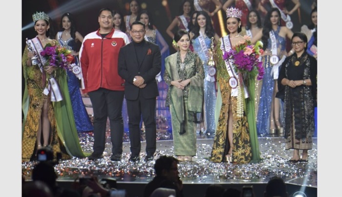 Menpora RI, Dito Ariotedjo fose bersama para pemenang Grand Final Putri Indonesia 2024 yang diselenggarakan di Balai Sidang JCC Senayan, Jakarta Pusat, pada Jumat malam (8/3/2024). 