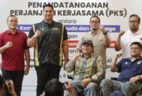 Menpora, Dito Ariotedjo fose bersama usai menyaksikan Penandatanganan PKS Pelatnas Persiapan Kualifikasi Paralimpiade Paris 2024.