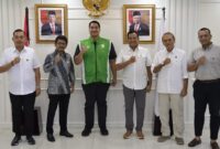 Menpora RI, Dito Ariotedjo (tiga dari kiri) saat fose bersama di sela-sela menerima audiensi Ketum PB PBI, Marsda (Purn) Agus Muhammad Baron dan jajarannya di ruang kerjanya di lantai 10  Kemenpora, Jakarta Pusat, pada Selasa siang (5/3/2024).