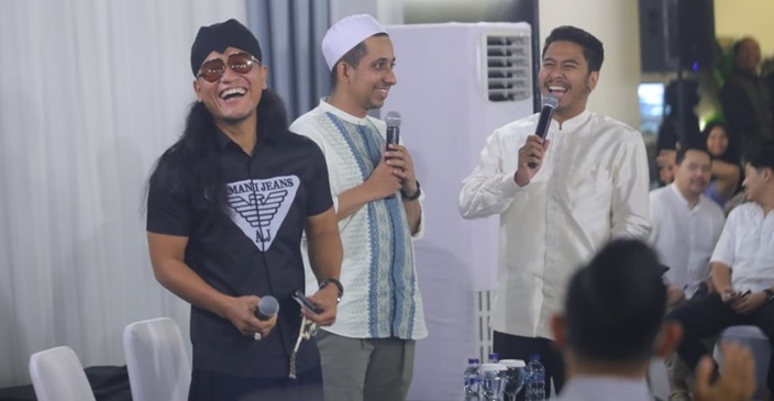 Suasana berbuka puasa bersama (Bukber) di kediaman Menpora, Dito Ariotedjo, di Jalan Denpasar Raya No.34, Kuningan, Jakarta Selatan, pada Jumat malam (22/3/2024).