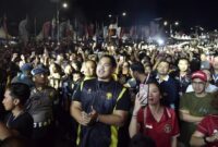 Menpora RI, Dito Ariotedjo saat turut membaur bersama para pemuda-pemudi dan masyarakat Balige dan sekitarnya guna menyaksikan dan meramaikan side event dari gelaran F1 Powerboat 2024 di Balige, Provinsi Sumatera Utara (Sumut), pada Minggu malam (3/3/2024).