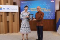 Kepala Eksekutif Pengawas Perilaku Pelaku Usaha Jasa Keuangan, Edukasi, dan Pelindungan Konsumen OJK, Friderica Widyasari Dewi saat menerima cendera mata
dari Director-in-Charge Astra Financial, Suparno Djasmin dalam acara Talkshow Literasi Keuangan Digital bertajuk ‘’Cerdas dan Aman Bertransaksi Digital’’ pada Selasa (2/4/2024).