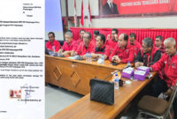 Wakil Ketua DPD PDIP NTB, H Ruslan Turmuzi bersama jajaran pengurus saat memberikan keterangan pers di Kantor DPD PDIP NTB, Kamis (18/4/2024)-(foto kanan), dan Surat Pengunduran Diri HL Budi Suryata sebagai Sekretaris DPD PDIP NTB (foto kiri).