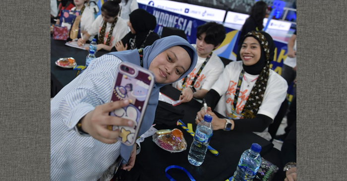 Rebecca saat swafoto bersama Megawati Hangestri Pertiwi atau yang dijuluki ‘’Megatron’’ 