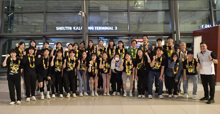 Klub bola voli putri professional asal Korsel, JungKwanJang Red Sparks saat dijemput Kemenpora di Bandara Internasional Soetta, Cengkareng, Tangerang, Banten, Selasa malam (16/4/2024).