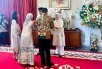 Ketua MPR RI, Bambang Soesatyo beserta istri saat bersalam-salaman dengan Presiden Jokowi yang didampingi sang istri, Iriana Jokowi, di sela-sela open house di Istana Negara, Jakarta Pusat, Rabu (10/4/2024).