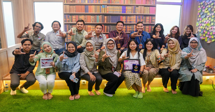 Para peserta fose bersama di sela-sela kegiatan ‘’Bincang Literasi’’ dengan tema ‘’Perempuan Masa Kini’’, di Perpustakaan Pungkas Tri Baruno Kemenpora, Jakarta, pada Selasa (23/4/2024).