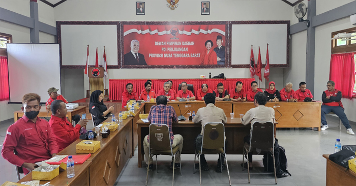 DPD PDIP NTB saat menggelar rapat DPD yang diperluas dengan dihadiri jajaran ketua, sekretaris dan bendahara Dewan Pimpinan Cabang (DPC) di 10 kabupaten/kota di NTB, yang berlangsung di kantor DPD PDIP NTB, Jalan Lingkar Selatan Mataram, Senin (20/5/2024).
