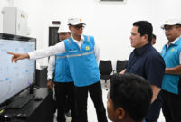 Menteri BUMN, Erick Thohir saat mendengarkan penjelasan dari Dirut PLN, Darmawan Prasodjo.