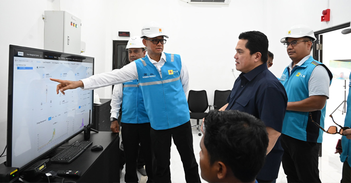 Menteri BUMN, Erick Thohir saat mendengarkan penjelasan dari Dirut PLN, Darmawan Prasodjo.