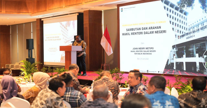 Wamendagri, John Wempi Wetipo saat memberikan sambutan pada acara Rakernas III ADKASI, di HARRIS Hotel & Residences Sunset Road, Kota Denpasar, Bali, pada Sabtu (29/6/2024).