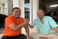 Bakal Calon Wali Kota Mataram, H Karman BM (kiri) saat silaturrahmi ke kedianan aktivis senior Hasan Masat (kanan).