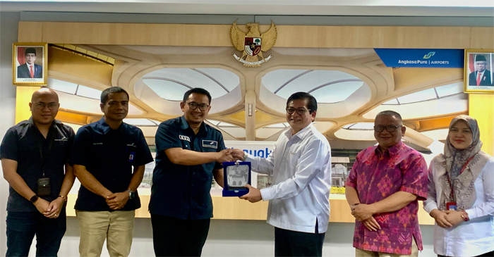 Kepala Biro PHM Setjen DPD RI, Mahyu Darma saling bertukar cinderamata dengan GM AP Bandara YIA, Ruly Artha. 
