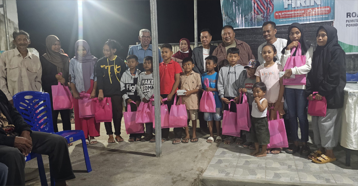 Suasana pemberian santunan kepada 15 orang anak yatim dan janda kurang mampu.