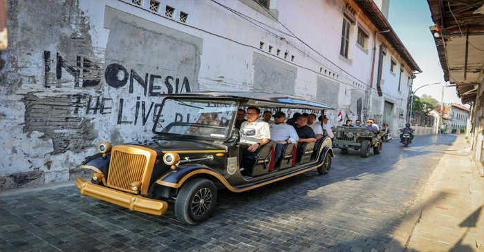 Ketua DPD RI, AA LaNyalla Mahmud Mattalitti saat mengunjungi kota lama Surabaya, dalam kegiatan Kundapil, Selasa (16/7/2024).
