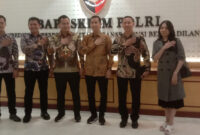 Kuasa hukum PT Hosona Exchange, Partners Law Firm Dr Wardaniman Larosa CS fose bersama di sela-sela kunjungan ke Mabes Polri.