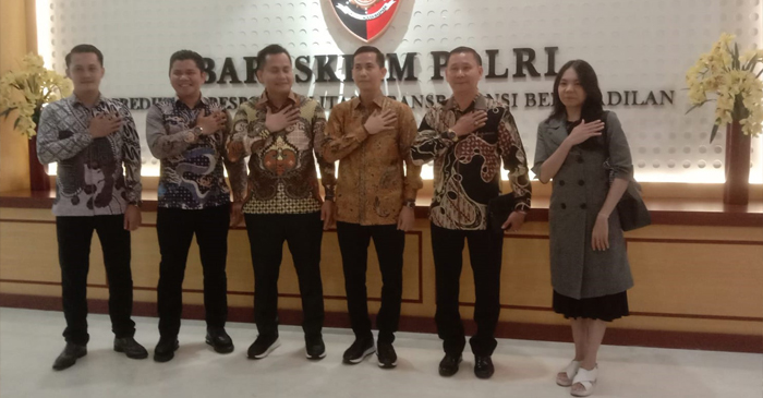 Kuasa hukum PT Hosona Exchange, Partners Law Firm Dr Wardaniman Larosa CS fose bersama di sela-sela kunjungan ke Mabes Polri.