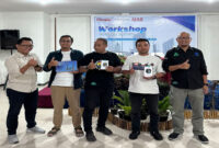 CEO Amitech-Aruna Group, Mahrip dan perwakilan dari Ruijie Indonesia, Ali Muhtar fose bersama para penerima doorprize di penghujung acara workshop networking.