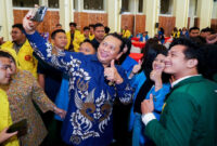 Ketua MPR RI, Bambang Soesatyo saat selfie atau berswafoto bersama mahasiswa dan mahasiswi usai kegiatan Sosialisasi Empat Pilar MPR RI bersama Yayasan Jimly School of Law dan Mahasiswa Lintas Kampus di Gedung Nusantara IV Komplek Parlemen Senayan, Jakarta, Kamis (12/9/2024).