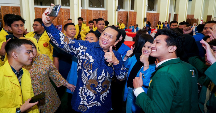 Ketua MPR RI, Bambang Soesatyo saat selfie atau berswafoto bersama mahasiswa dan mahasiswi usai kegiatan Sosialisasi Empat Pilar MPR RI bersama Yayasan Jimly School of Law dan Mahasiswa Lintas Kampus di Gedung Nusantara IV Komplek Parlemen Senayan, Jakarta, Kamis (12/9/2024).