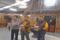 Suasana Grand Opening Ayam Taliwang As’ad Cipete Raya yang ditandai dengan pengguntingan pita.