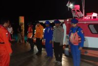 Tim SAR gabungan saat mengevakuasi dua nelayan asal Dusun Karang Bedil, Desa Pemenang Barat, Kecamatan Pemenang, Kabupaten Lombok Utara (KLU) dari terjangan arus deras di sekitar Gili Air.