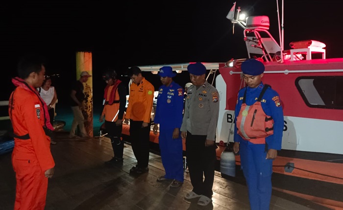 Tim SAR gabungan saat mengevakuasi dua nelayan asal Dusun Karang Bedil, Desa Pemenang Barat, Kecamatan Pemenang, Kabupaten Lombok Utara (KLU) dari terjangan arus deras di sekitar Gili Air.