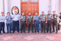 Irjen TNI, Letjen Muhammad Saleh Mustafa beserta staf pose bersama usai melaksanakan audit kinerja Athan Republik Indonesia, di Kantor Atase Pertahanan, Pretoria, Afrika Selatan.