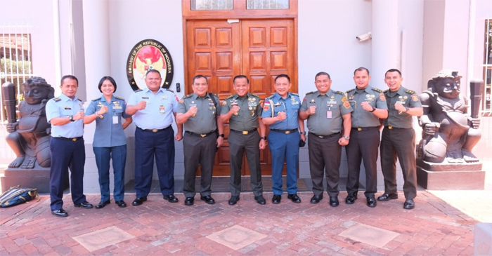 Irjen TNI, Letjen Muhammad Saleh Mustafa beserta staf pose bersama usai melaksanakan audit kinerja Athan Republik Indonesia, di Kantor Atase Pertahanan, Pretoria, Afrika Selatan.