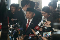 Ketua Fraksi PKS DPR RI, Jazuli Juwaini saat memberikan keterangan pers kepada awak media di Gedung Nusantara, Komplek Parlemen Senayan, Jakarta.