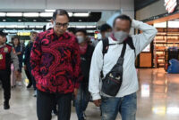 Direktur PWNI Kemlu, Judha Nugraha saat menjemput para WNI korban TPPO di Myanmar yang baru tiba di Bandara Internasional Soekarno-Hatta.