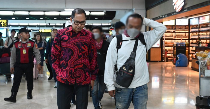 Direktur PWNI Kemlu, Judha Nugraha saat menjemput para WNI korban TPPO di Myanmar yang baru tiba di Bandara Internasional Soekarno-Hatta.