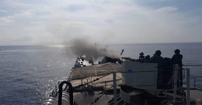 KRI Teluk Cirebon-543 saat melaksanakan latihan penembakan di daerah Operasi Perairan Utara Samalanga, Provinsi Aceh.
