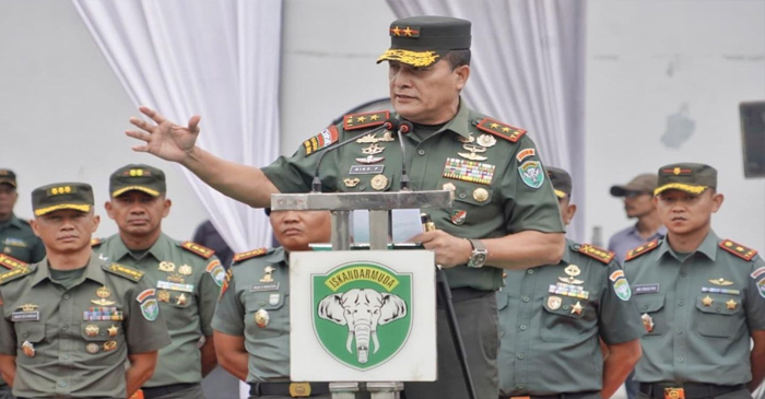 Pangdam IM, Mayjen TNI Niko Fahrizal saat pimpin upacara pemberangkatan 450 personel Satgas Pamtas RI-PNG Kewilayahan Yonif 112/Dharma Jaya.