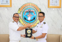 Pihak TNI AL bersama TLDM saling bertukar cindera mata.